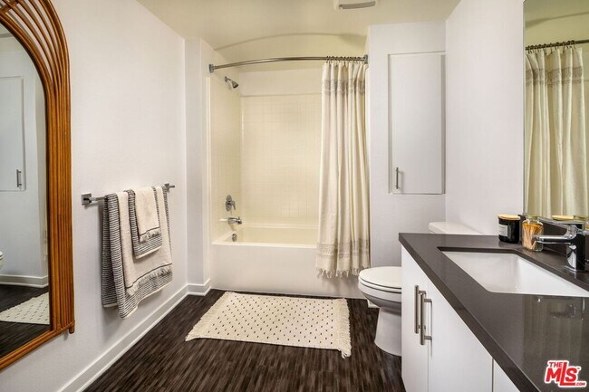 Building Photo - 1120 W 6th St