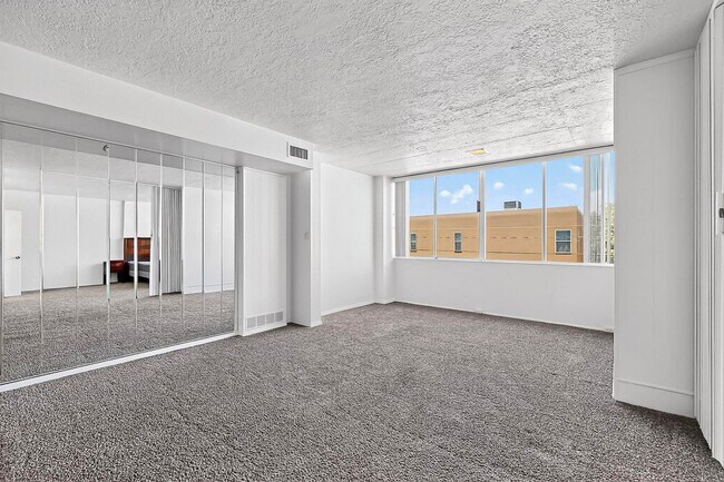 Building Photo - Art Deco Condo 1 Bedroom  1 Bath with cove...