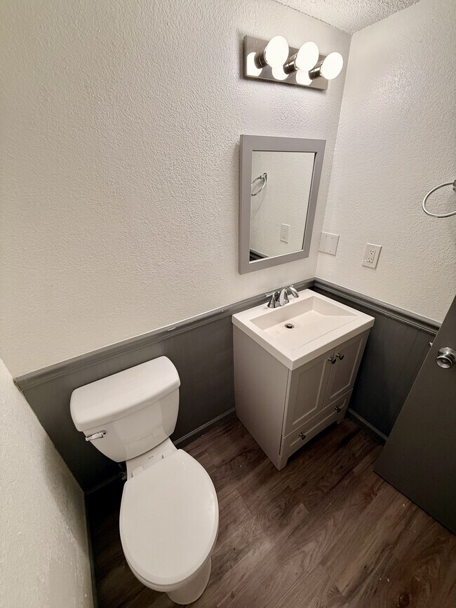 Building Photo - 209 NE Timbercreek Dr