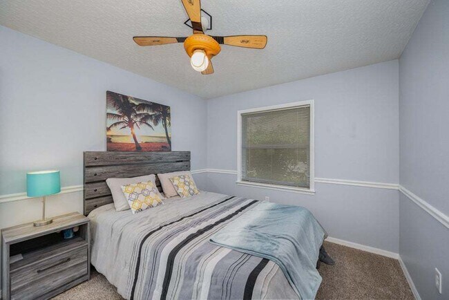 Building Photo - Luxurious 4 Bed/2.5 Bath Home with Stunning Lake and Golf Course Views with Pool on Savannahs Tra...