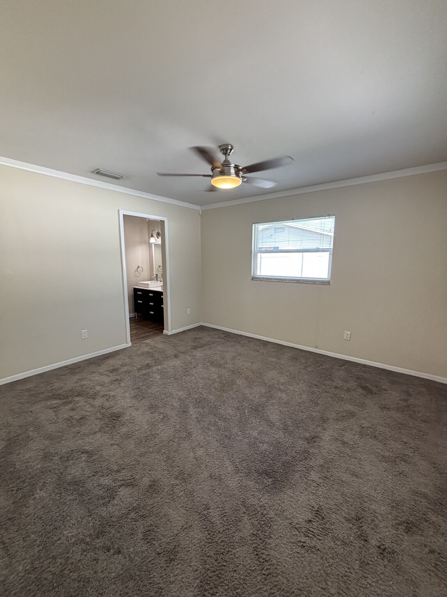 Building Photo - 4 Bed/2 Bath