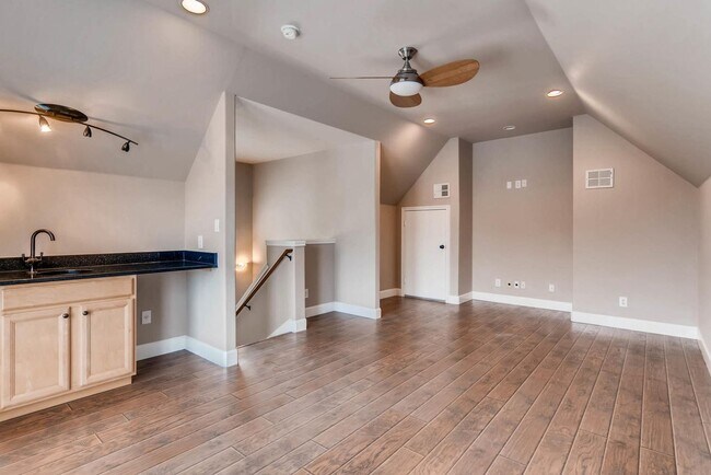Building Photo - 906 Juniper St, Austin, Texas 78702
