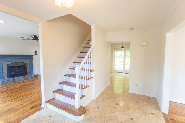 Building Photo - 19 Maurice Ln
