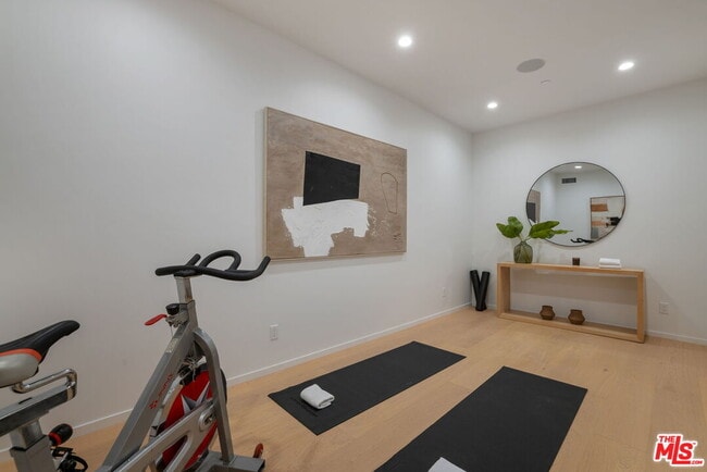 Building Photo - 822 Superba Ave