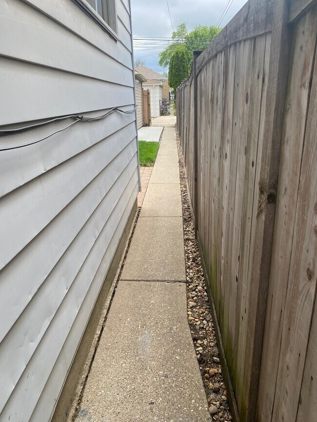Building Photo - 5530 N Mango Ave