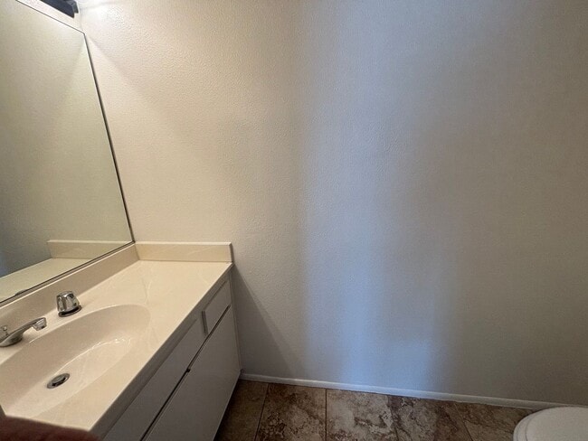 Building Photo - Beautiful 3-Bedroom Townhome in Chatsworth!