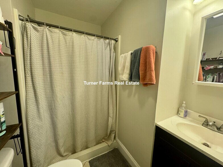 Building Photo - 717 Parker St