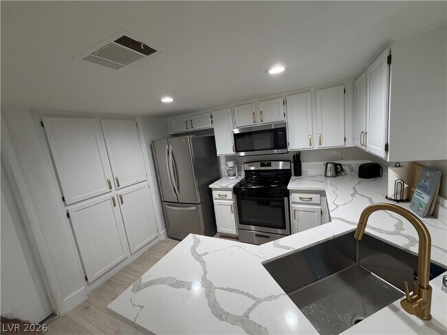 Building Photo - 3004 Ocean View Dr