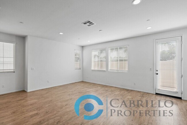 Primary Photo - Spacious 3 bedroom Home w/2 car Garage in ...