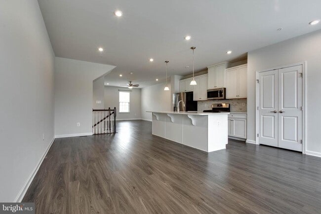 Building Photo - 7912 N Gladden Farm Way