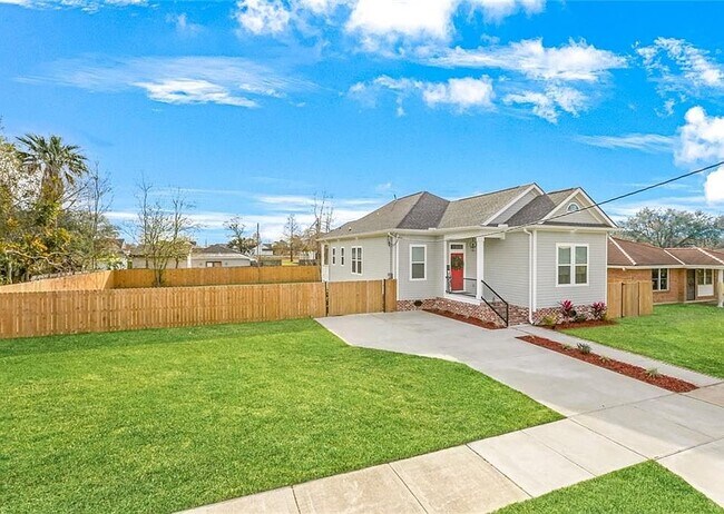 Building Photo - 2201 Esteban St