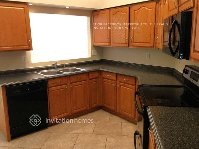 Building Photo - 3700 Montclair Dr