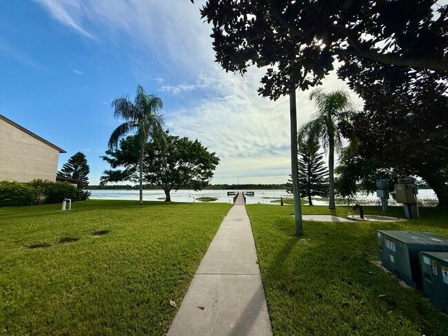 Building Photo - Serene Living at Townhomes of Lake Seminole 2/1.5 - 2 story condo