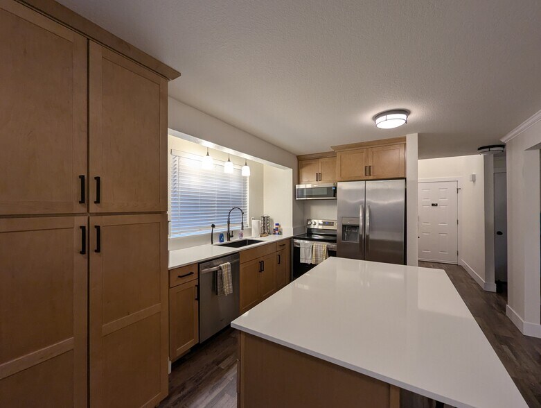 Kitchen - 319 10th Ave SE