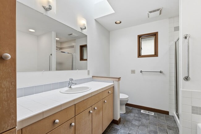 Building Photo - 4Bd/2.75Ba Seattle House
