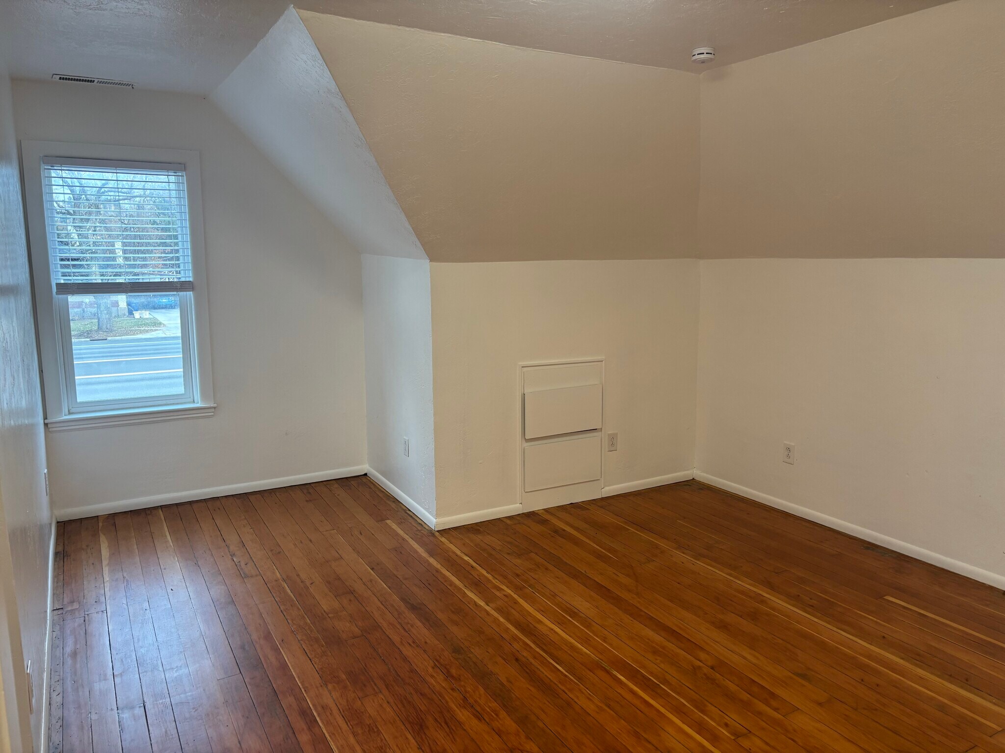 Building Photo - 245 N Main St