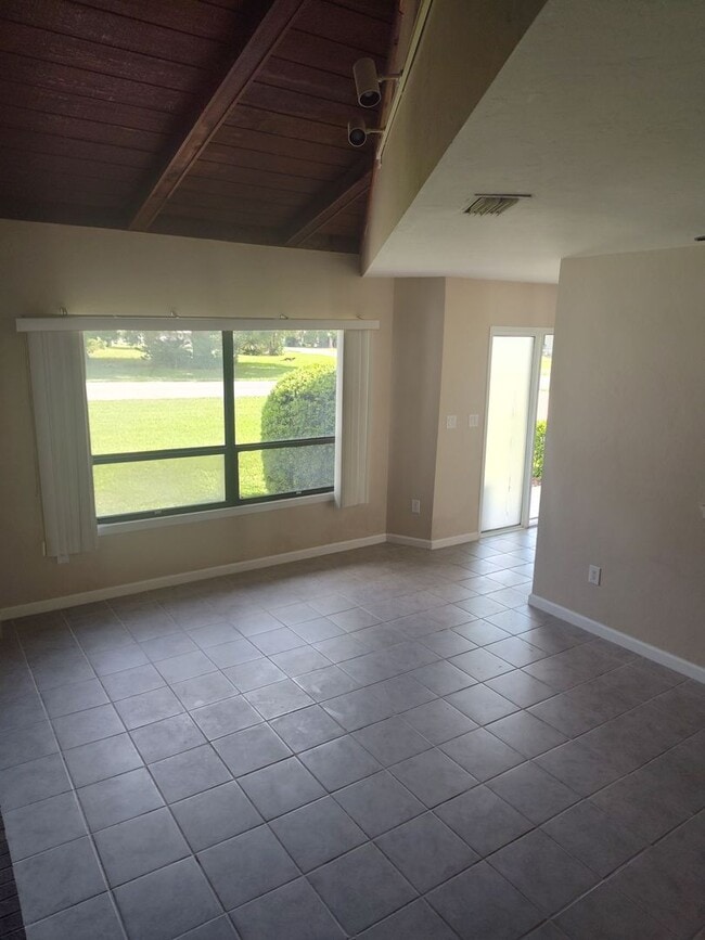 Building Photo - Updated 2BR/1.5BA Townhome w/ Office + Garage