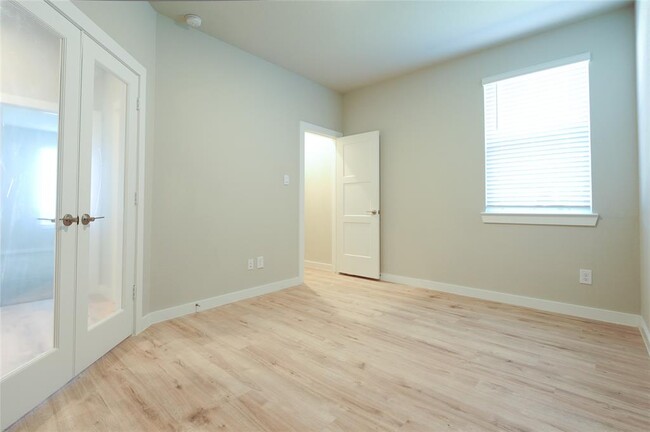 Building Photo - 22827 Castello Lakes Dr