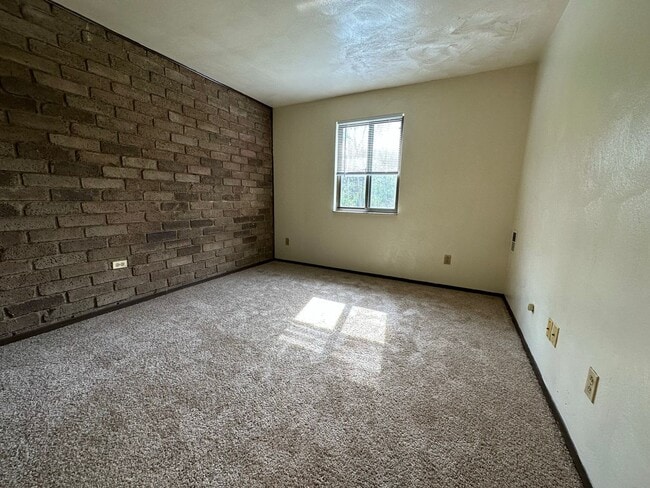 Building Photo - Amazing 1BR in Desirable Plum Area! Beautiful Exposed Brick and Air Conditioning! Call Today!