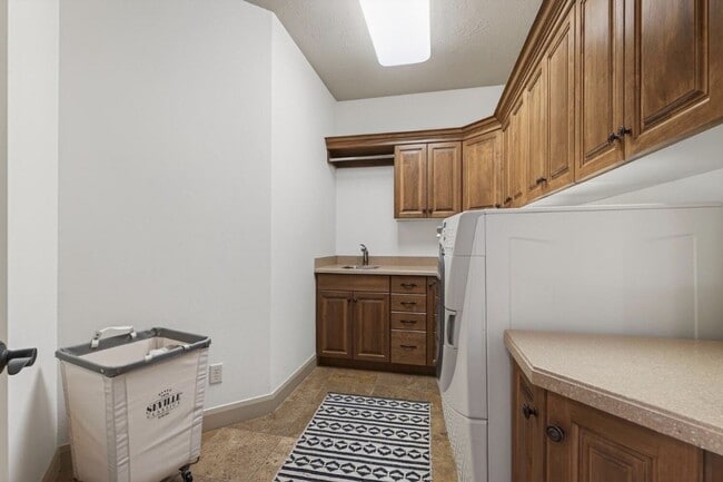 Building Photo - VIEWS AND FURNISHED