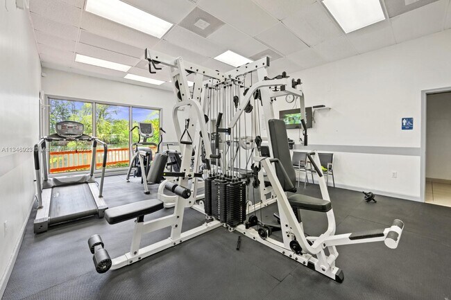 Building Photo - 1300 NE Miami Gardens Dr