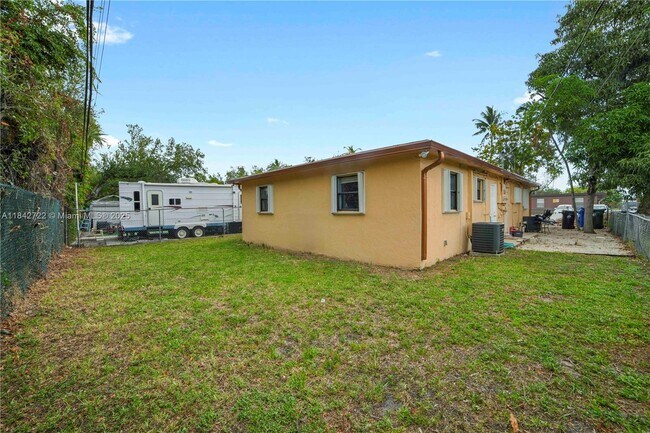 Building Photo - 817 NW 12th Ave