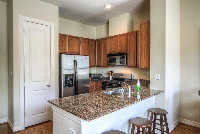 Building Photo - 3815 Center Plaza Dr