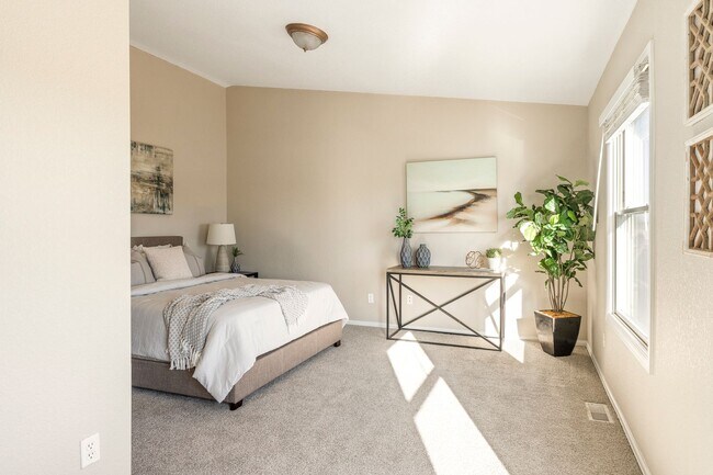 Building Photo - Charming 3 Bedroom Townhome in Highlands Neighborhood