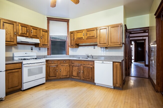 Kitchen - 2419 W Wilson Ave