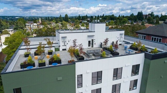Building Photo - CHRONICLE: Stylish Wallingford Studios wi...