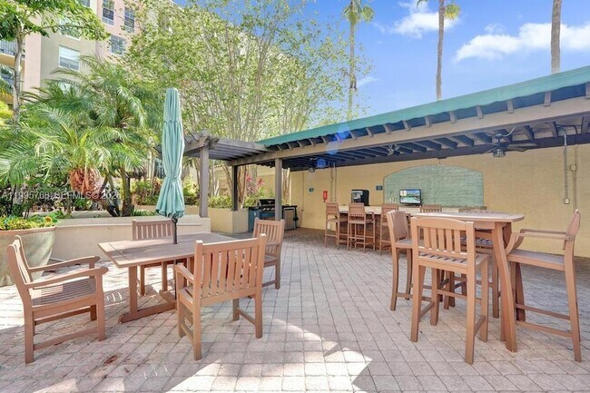 Building Photo - 520 SE 5 Ave