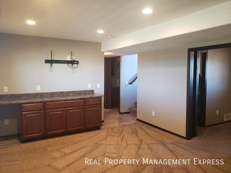 Building Photo - Lovely 4 Bed 2 Bath Home with a Huge Deck and Massive Fenced-in Yard