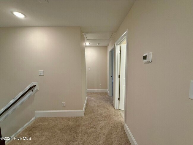 Building Photo - 300 Mashie Ct