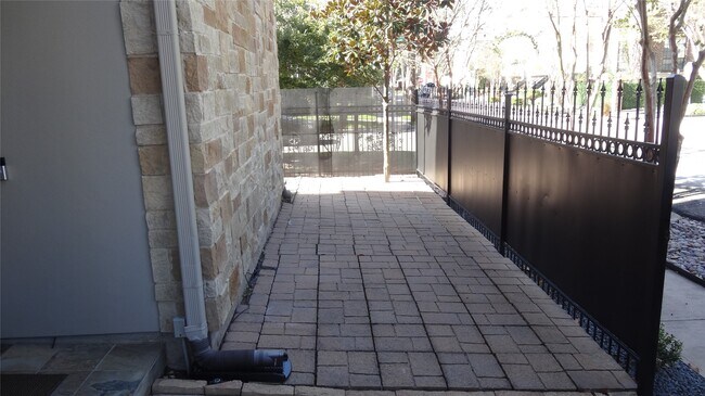 Building Photo - 2101 Elmen St