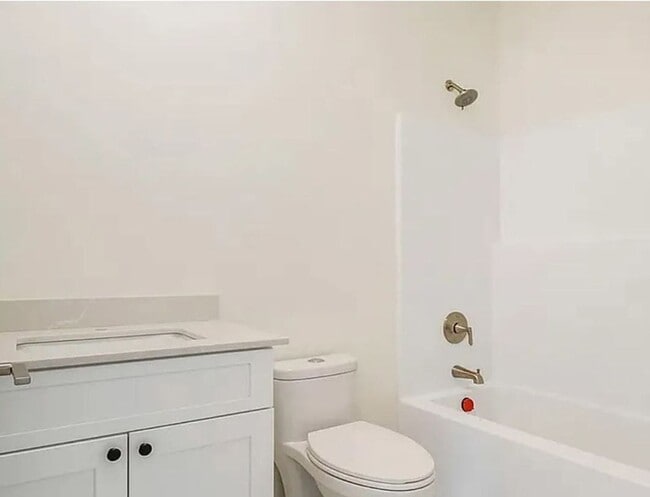 Building Photo - 4 Bedroom Home w/ Spacious Yard!