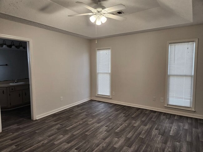 Building Photo - North Columbus 3 Bedrooms 2 Baths fenced