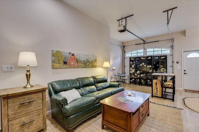 Building Photo - 651 Oak Meadow Ln