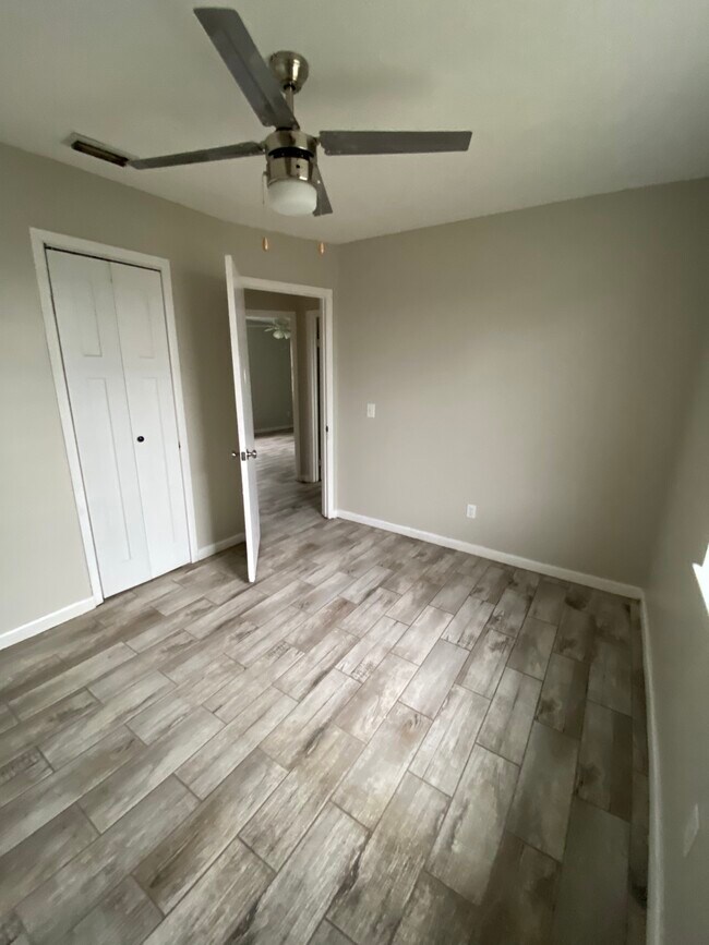 Building Photo - 1015 Kurze Ave