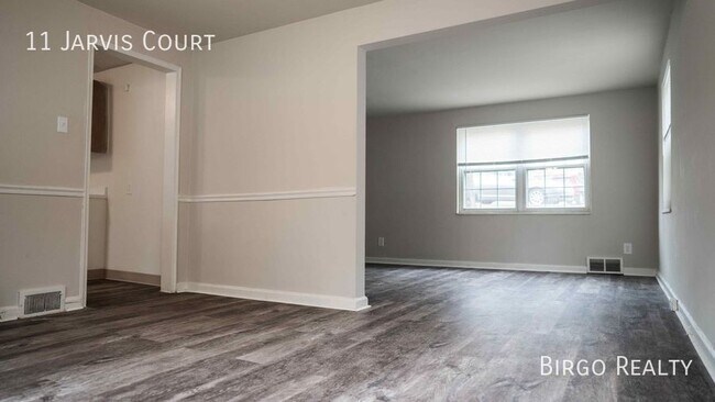 Building Photo - Move in special! First month free rent!