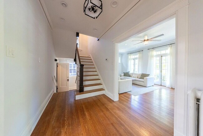 Building Photo - Gorgeous U-City Pershing Ave 4 bedroom/3 bath GEM - Fully Furnished with CLASS AND ELEGANCE - Mus...
