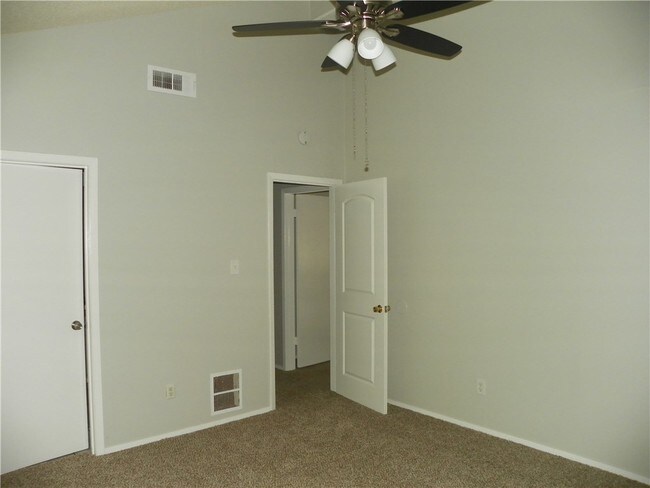 Building Photo - 3406 Dolphin Dr