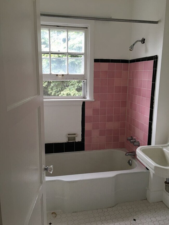 Building Photo - 1 Bedroom Vintage Lovers Dream