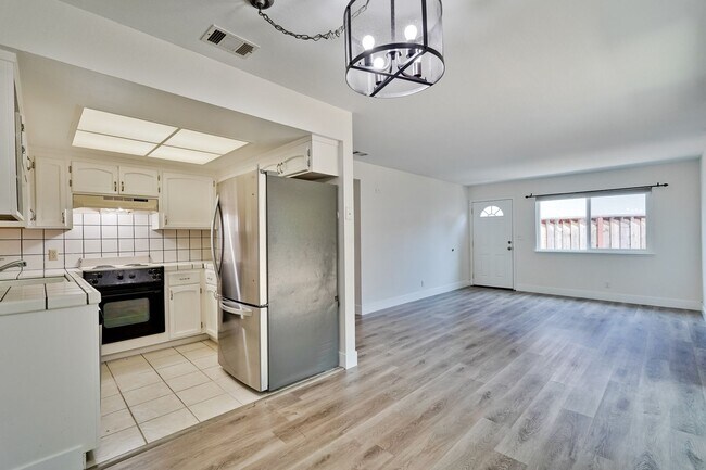 Building Photo - 947 // Duplex