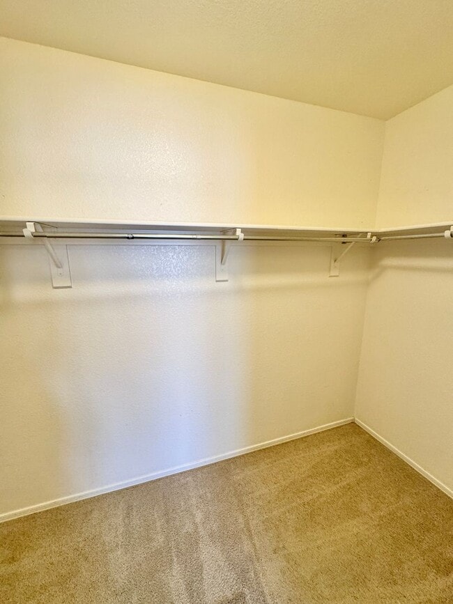 Building Photo - 3232 W Cavedale Dr