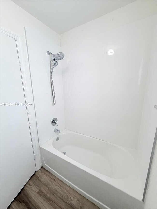Building Photo - 119 SW 6th Ln