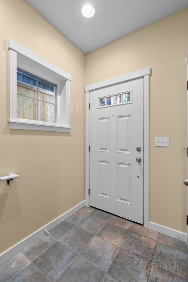 Building Photo - 3bd/2.25ba Seattle Townhouse