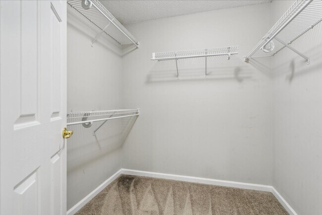 Building Photo - Spacious home in Fernbrook community and J...