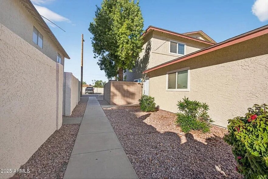 Building Photo - 860 E Brown Rd