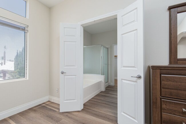 Building Photo - Recently renovated 4 br home in the Southwest