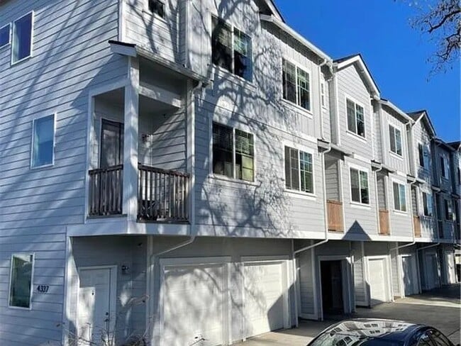 Building Photo - 4337 S Cedar St